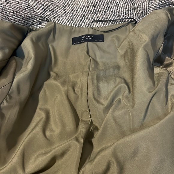 Woman’s Coat - Picture 6 of 7